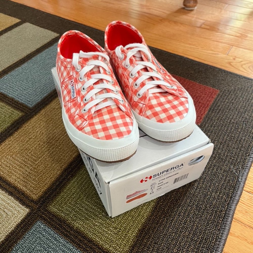 Superga canvas tennishoes like new! Size 7 - Picture 1 of 2
